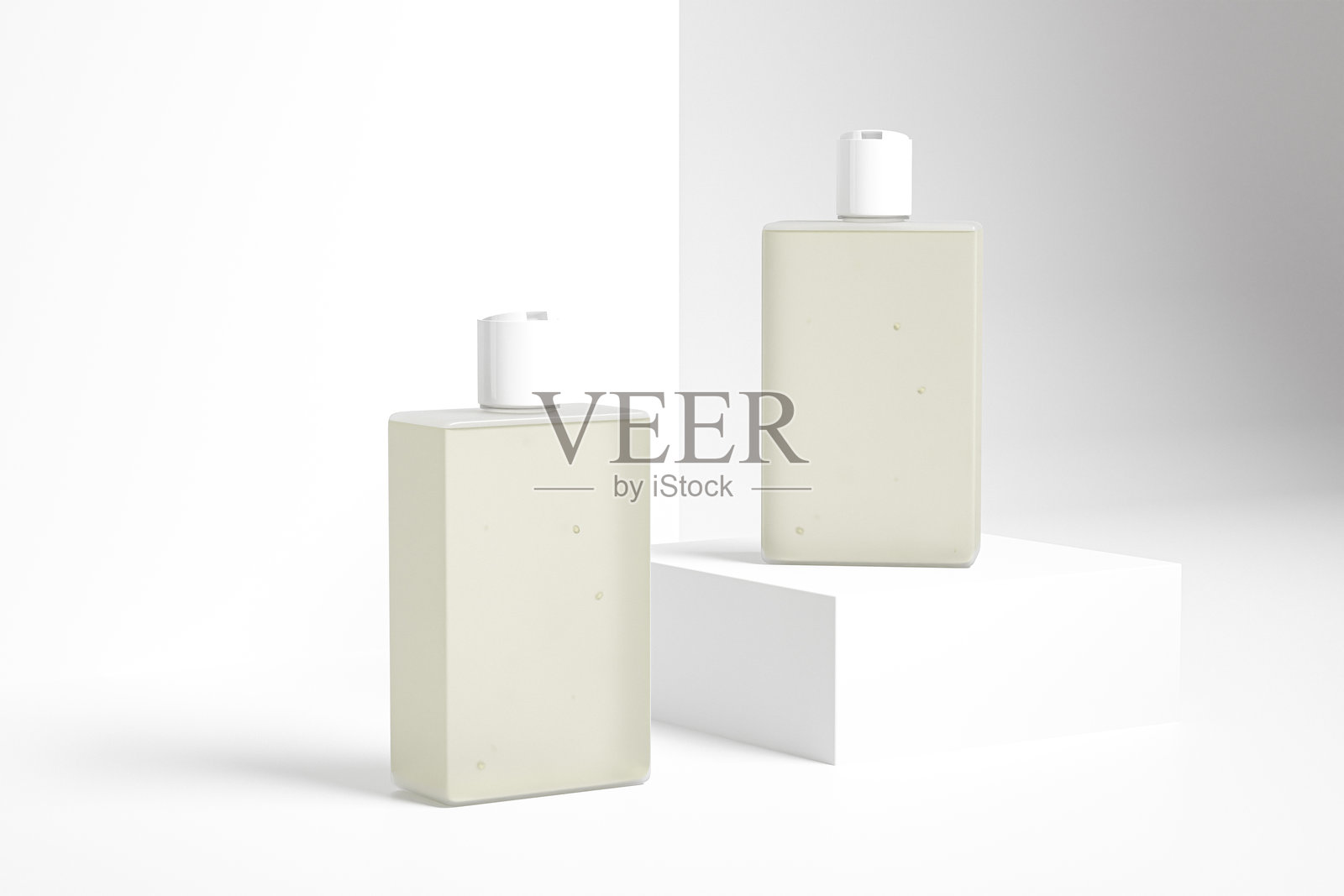 半透明化妆品塑料瓶带翻盖圆盘顶，白色平盘顶洗发水包装，方形护肤品容器，矩形挤压瓶，立方体形状瓶子照片摄影图片