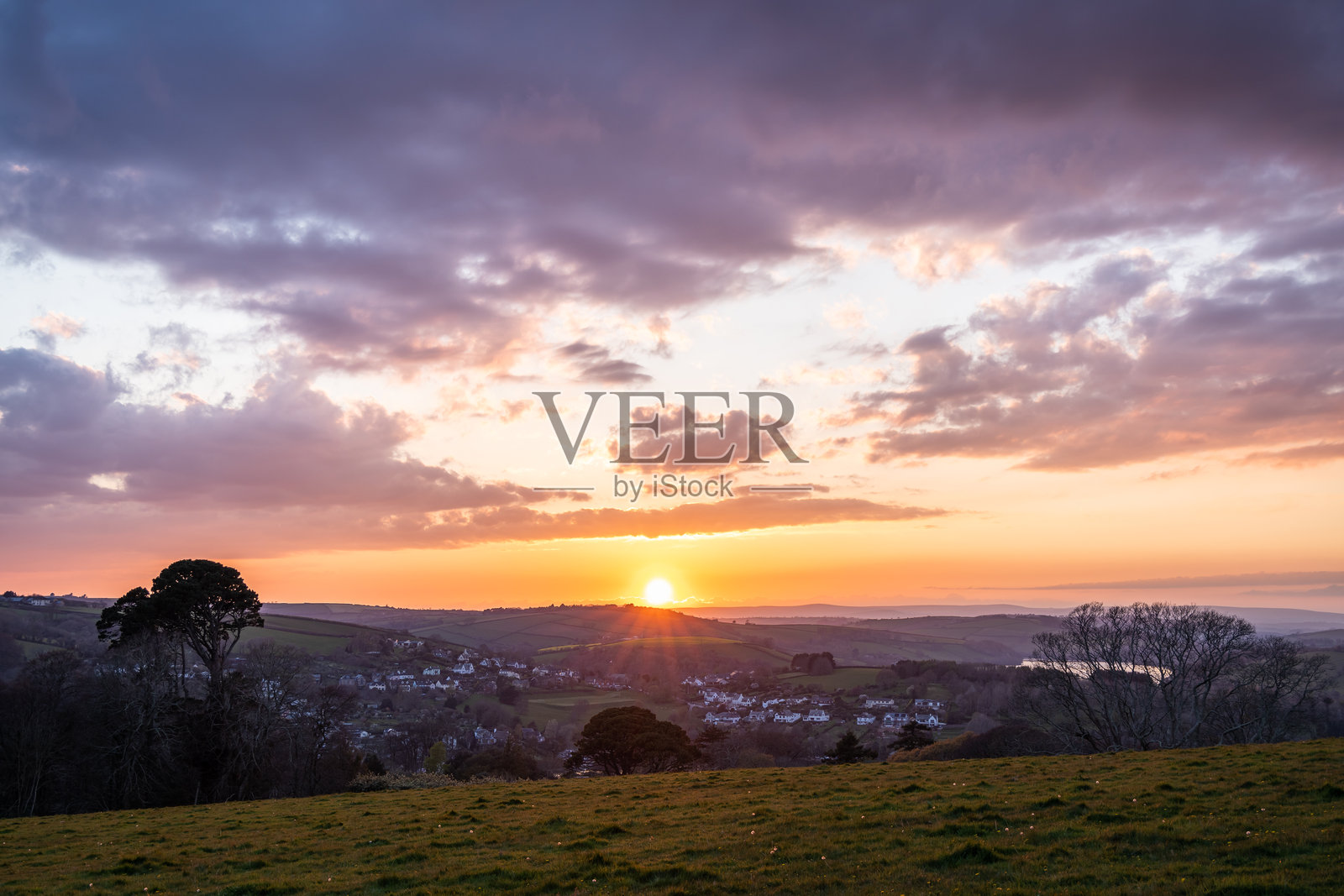 从梅普尔俯瞰迪蒂沙姆的日落照片摄影图片