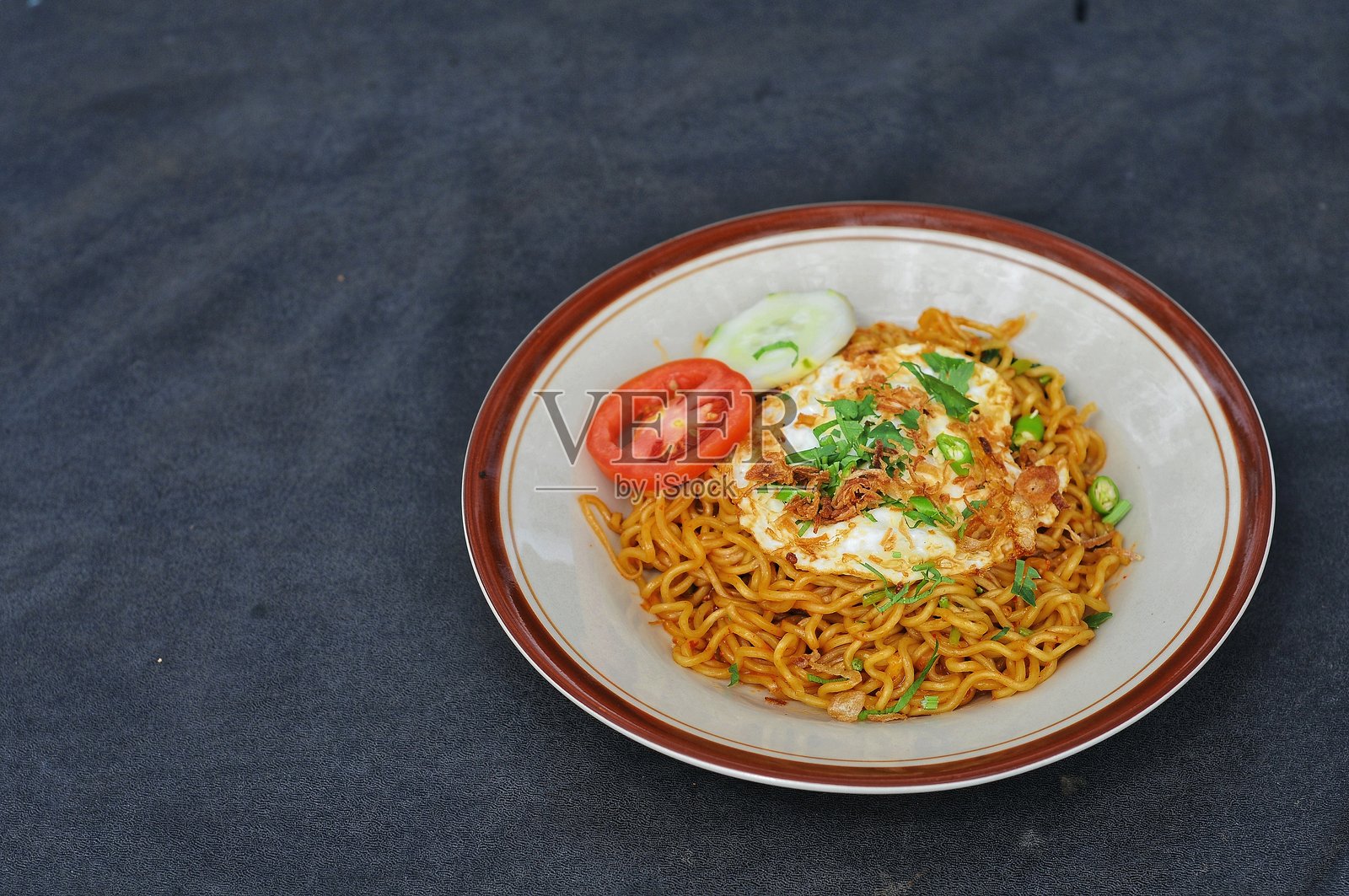 炒面配煎蛋照片摄影图片