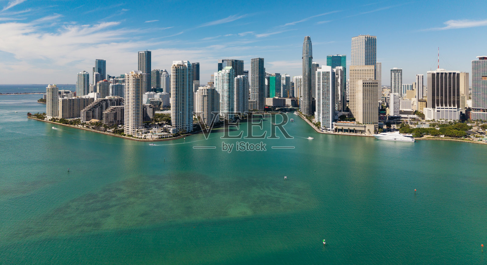 从佛罗里达州的布里克尔岛俯瞰迈阿密。市中心的摩天大楼。城市天际线。迈阿密市中心的布里克尔大厦。布里克尔天际线与摩天大楼建筑。城市天际线。照片摄影图片