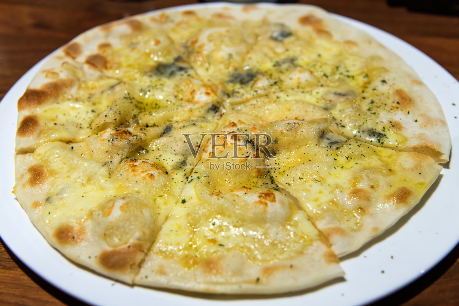 餐厅里的比萨饼照片摄影图片