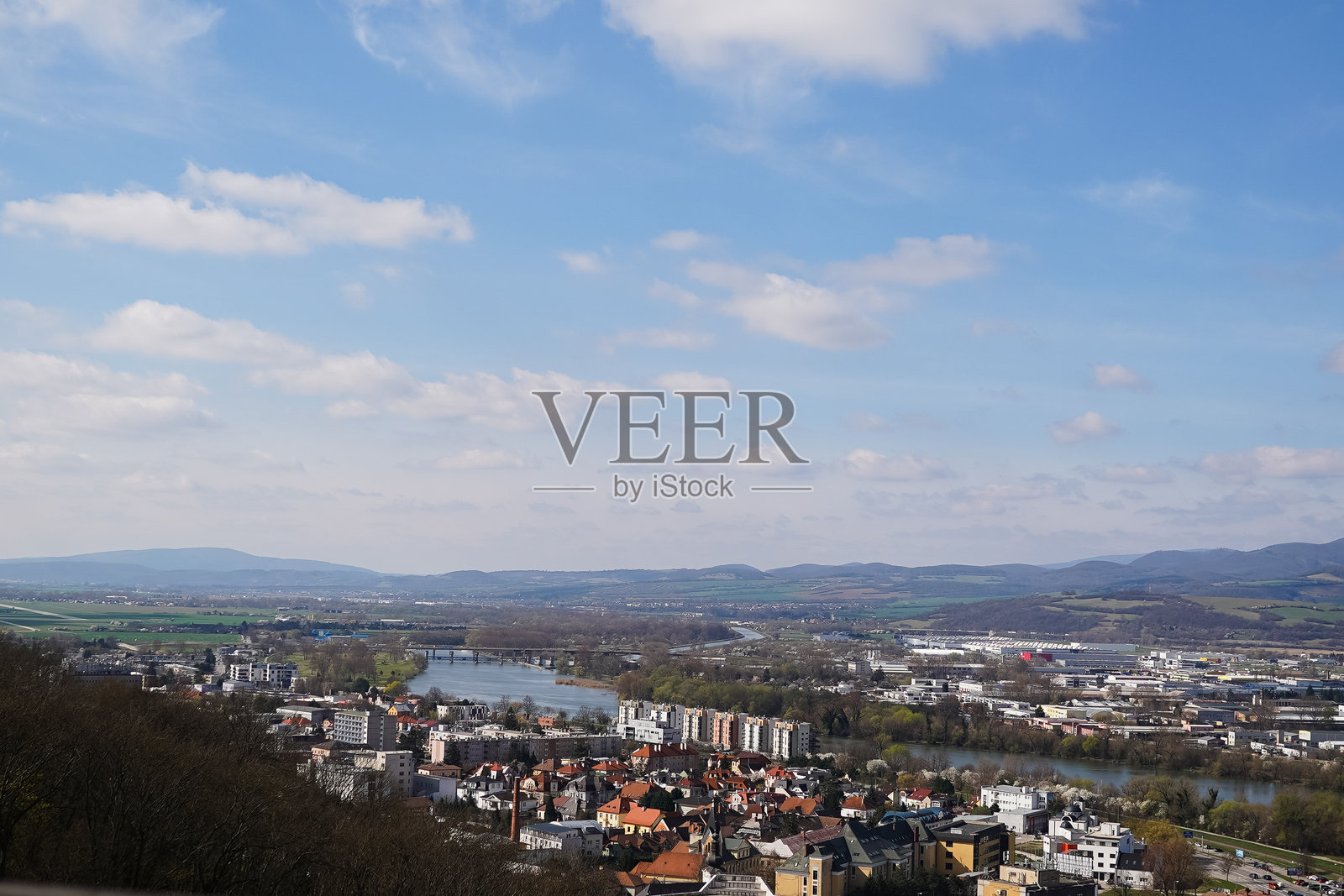 斯洛伐克特伦钦，2024年3月10日，鸟瞰图，展示了斯洛伐克著名城市的塔楼和市中心古老的街道。春天的瓦赫河。照片摄影图片