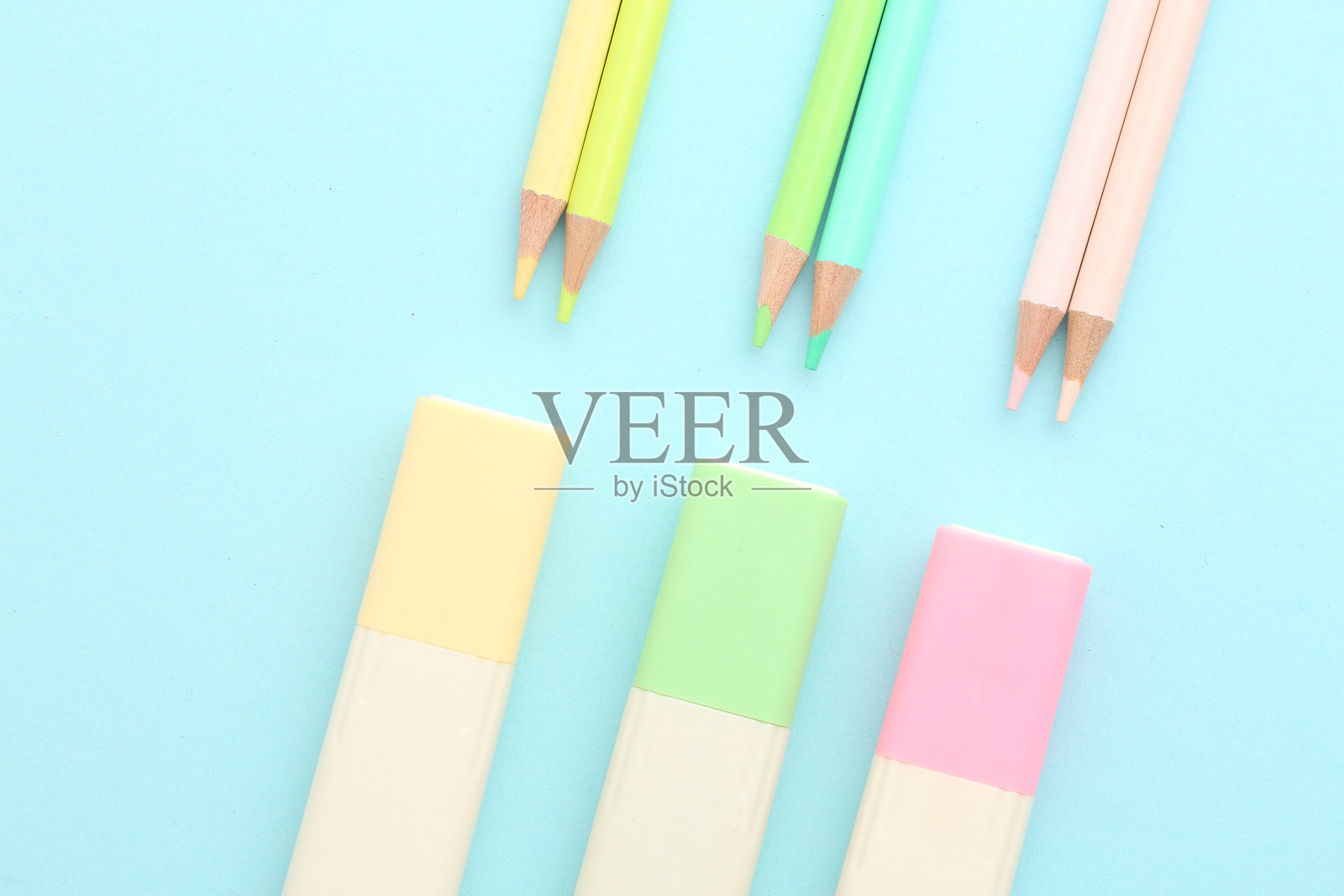 文具、计算器、尺子和学校用品在彩色背景上。学校和大学学习的概念。照片摄影图片