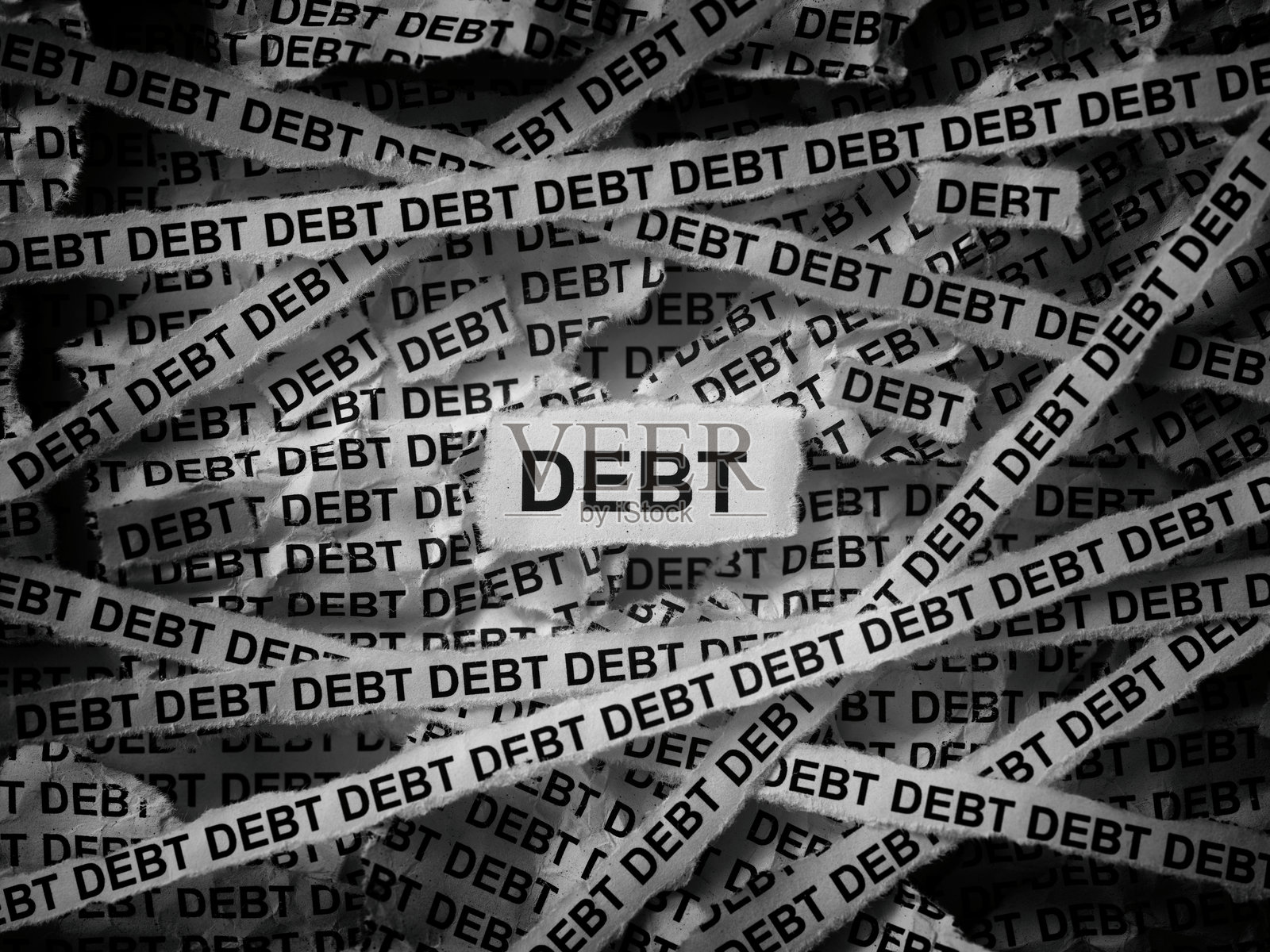 印有“债务”字样的报纸条照片摄影图片