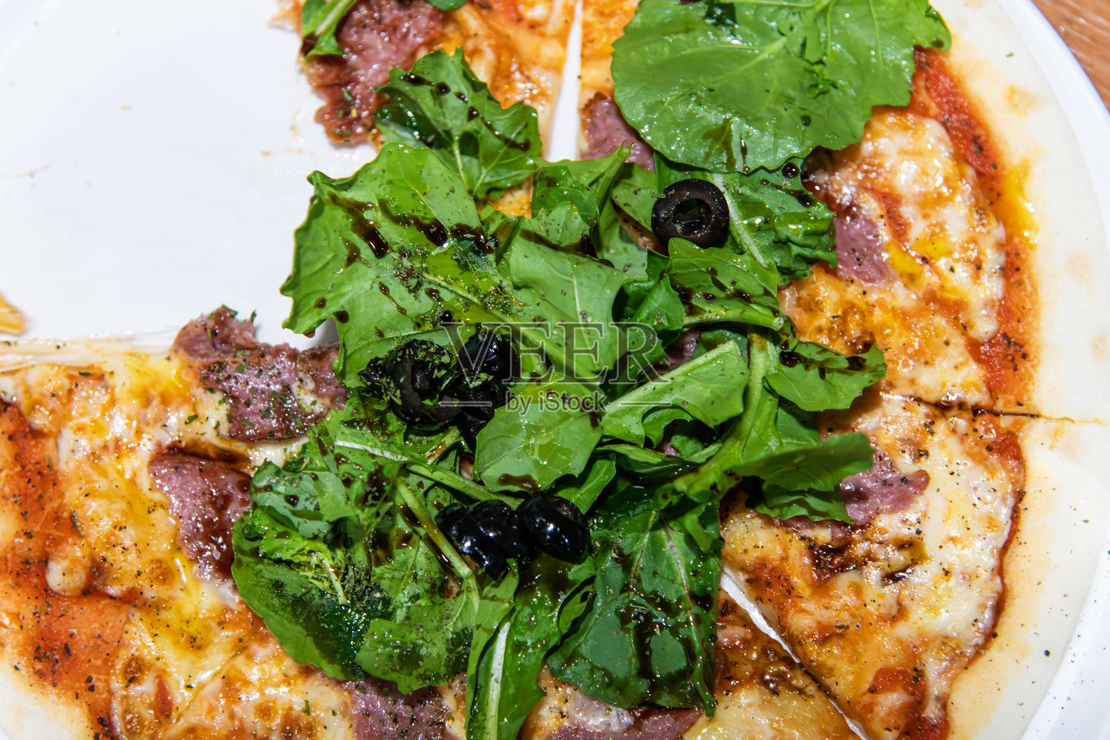 披萨上的沙拉照片摄影图片