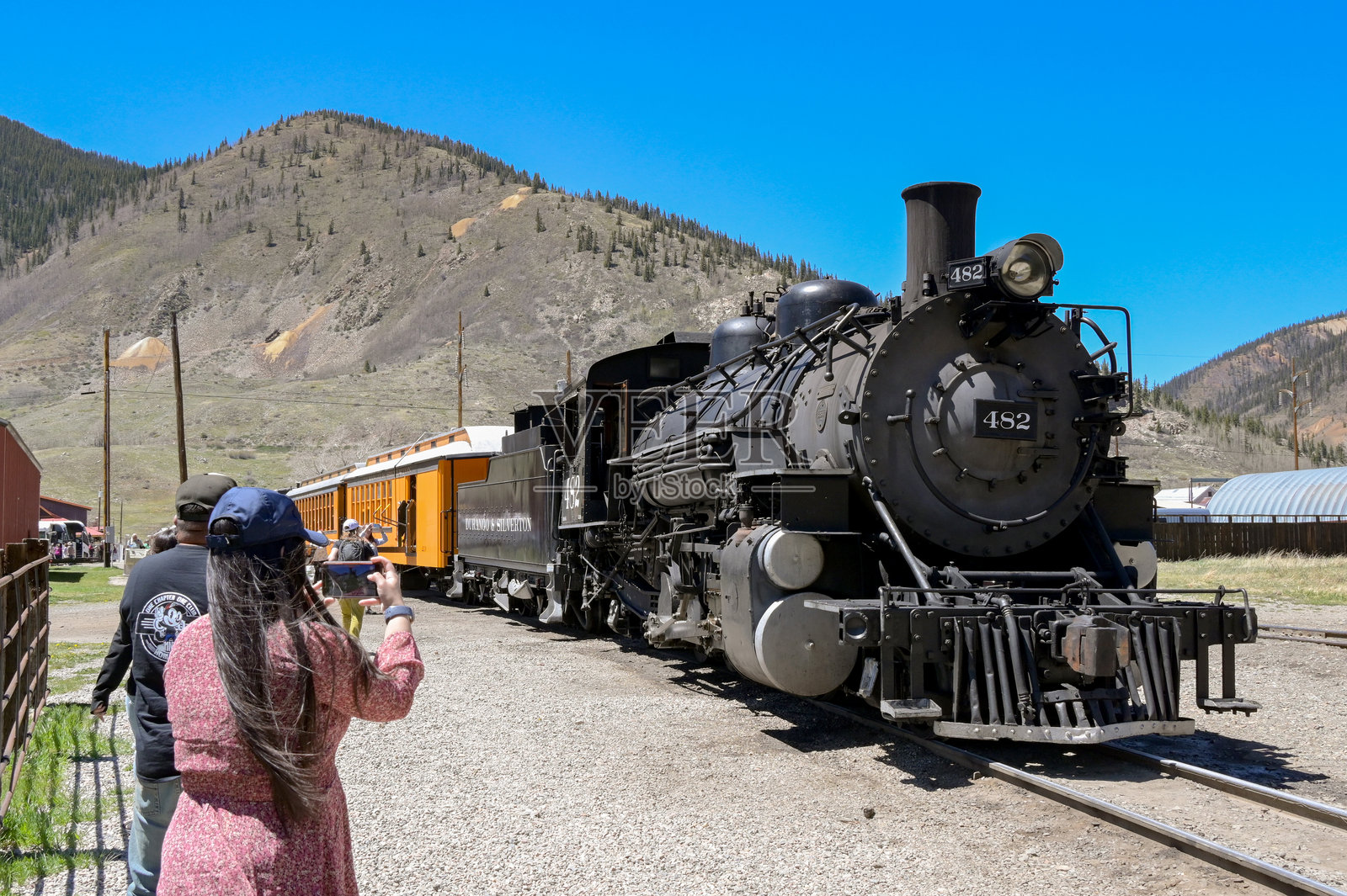 在杜兰戈和银顿窄轨铁路上拍摄蒸汽机车的人照片摄影图片