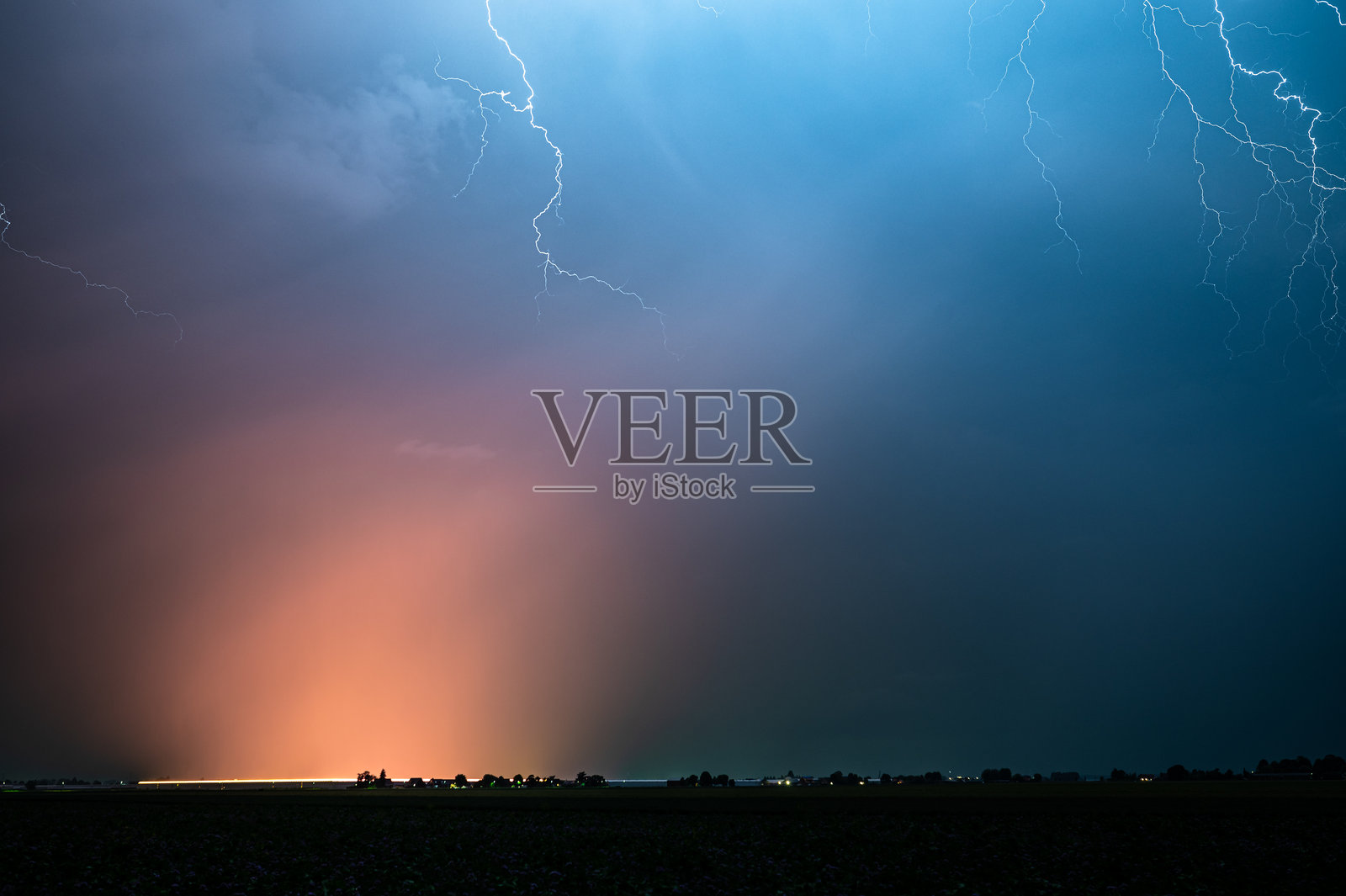 高空中的闪电照片摄影图片