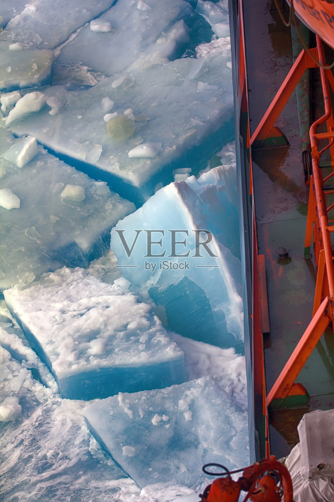 核动力破冰船在强劲的首年冰层中航行照片摄影图片