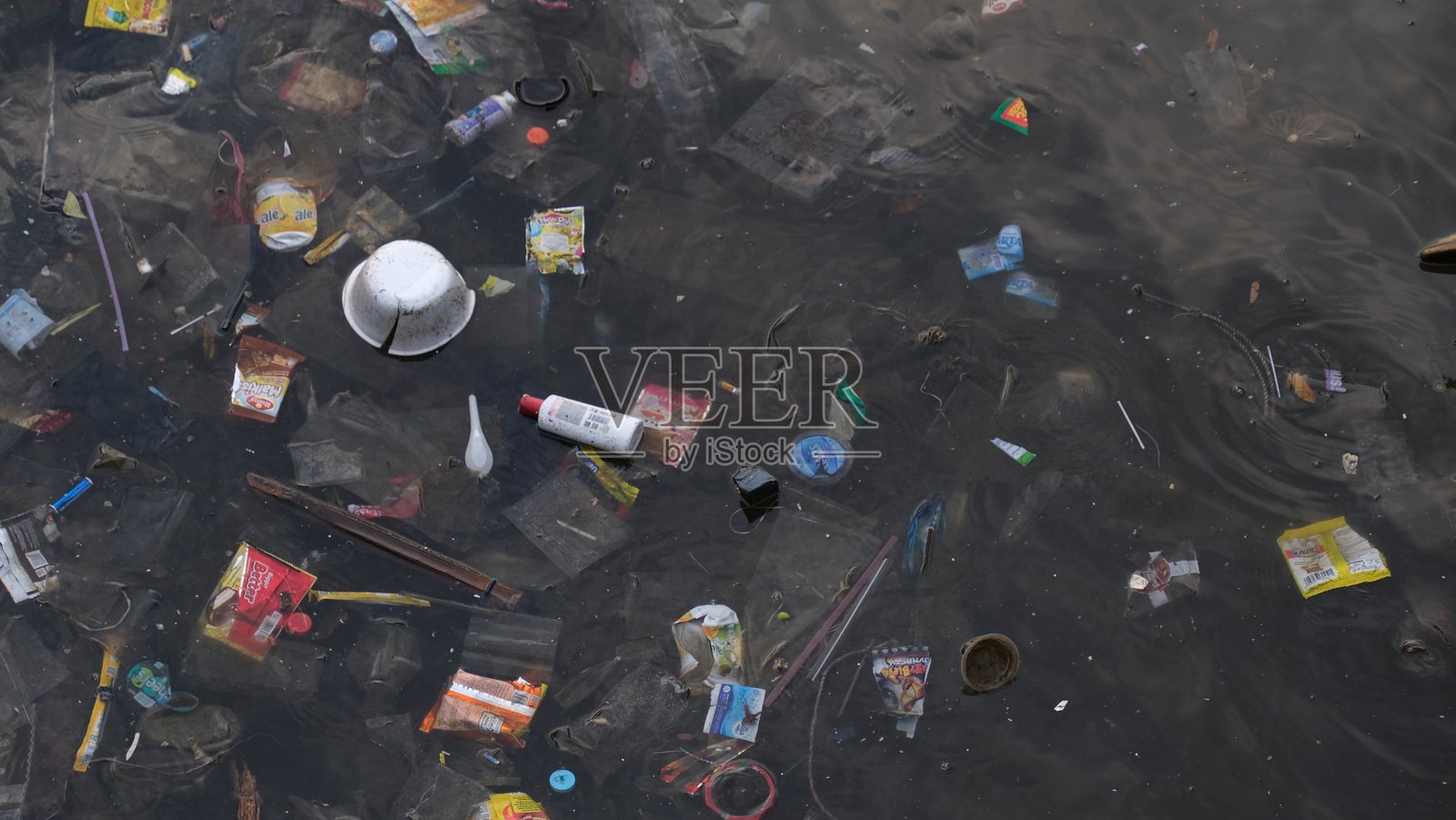 各种被扔进海洋的塑料垃圾。照片摄影图片