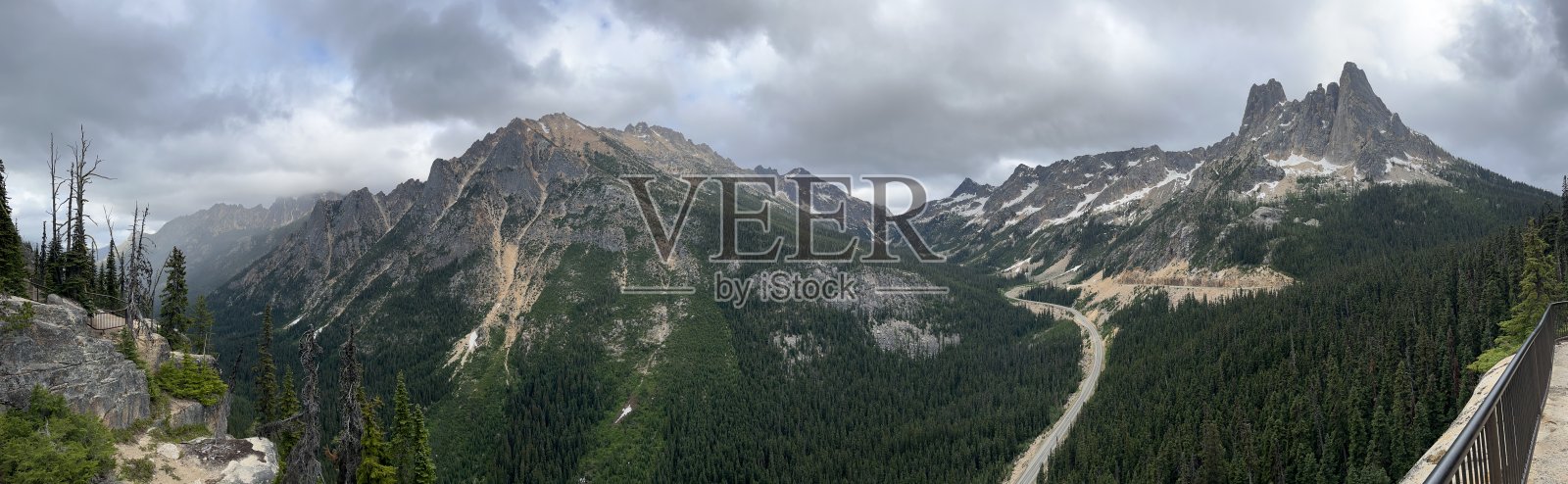 华盛顿州北喀斯喀特公路上的华盛顿山口照片摄影图片
