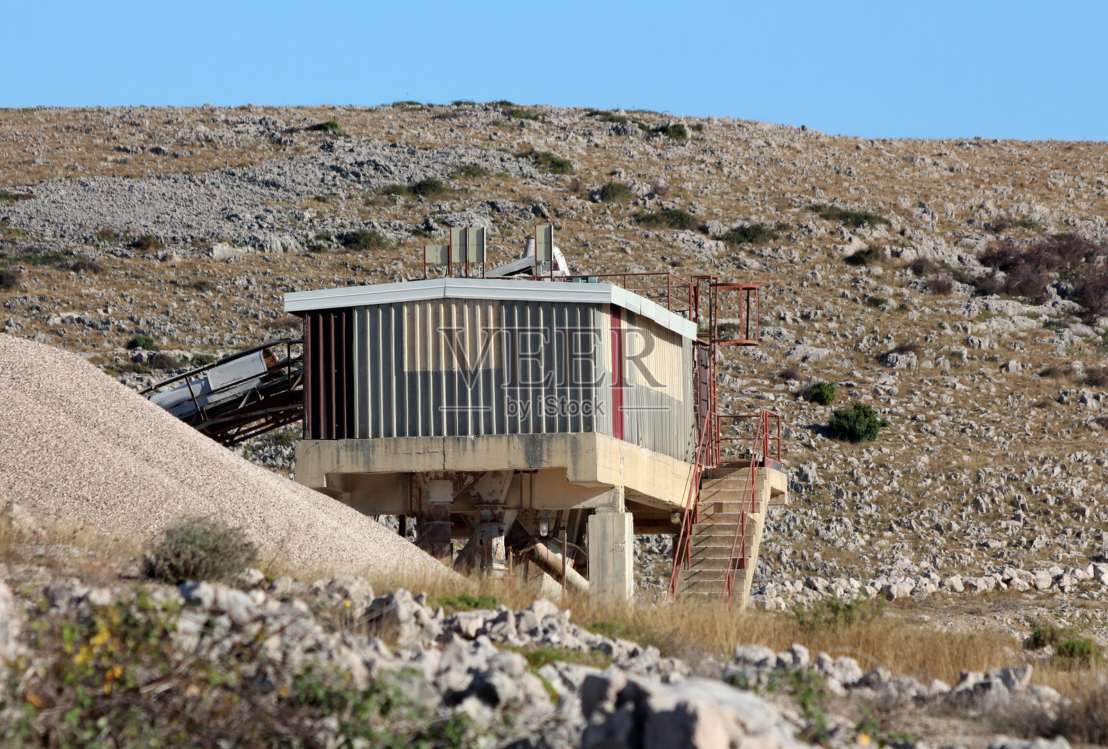 工业碎石分拣厂，配有输送带和储存箱照片摄影图片
