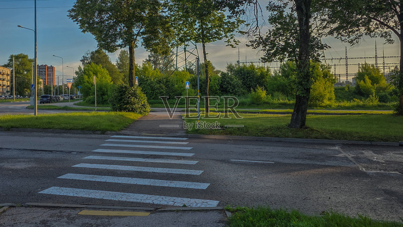 夏日城市中的人行横道。城市街道上有斑马线，确保行人安全通行。照片摄影图片