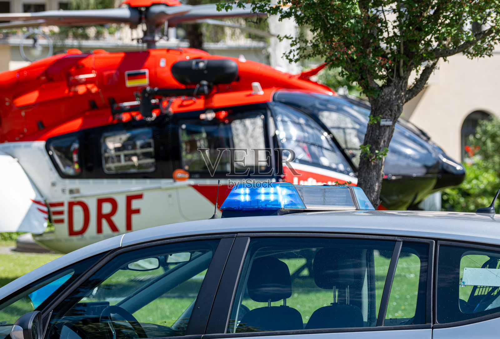 警车前方有蓝色闪光灯的救援直升机照片摄影图片