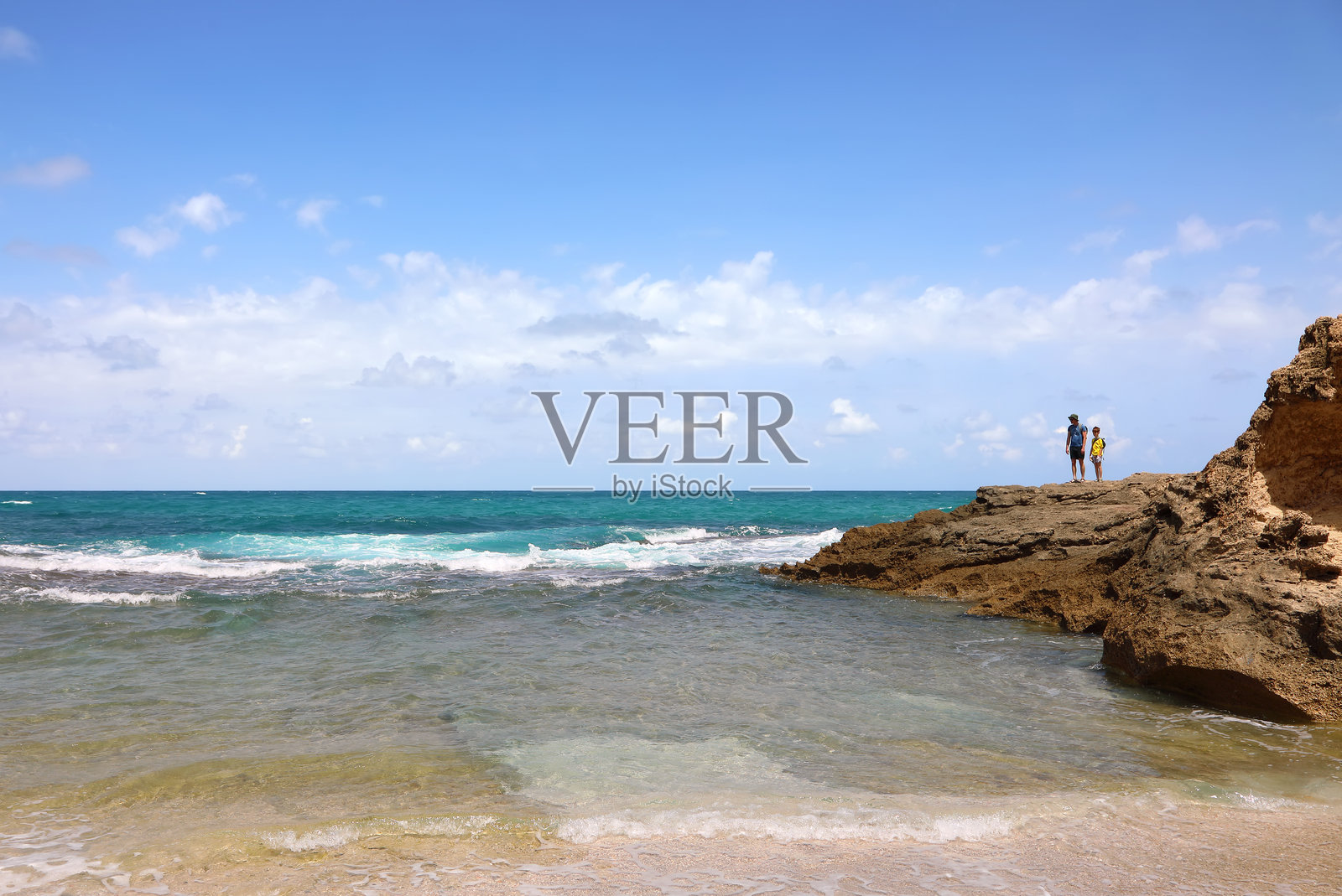 在地中海的岩石海岸上照片摄影图片