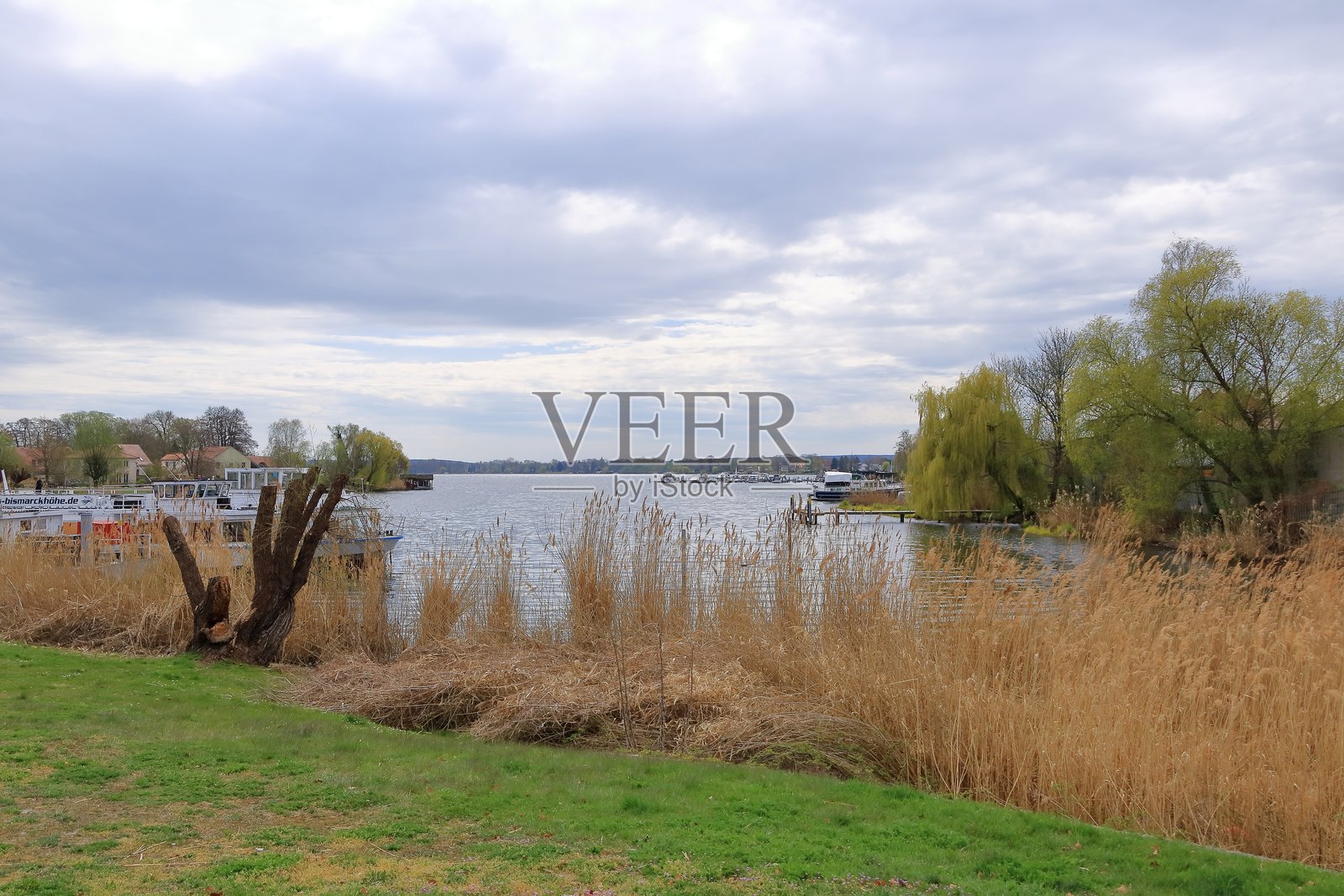 德国布兰登堡州哈弗尔河畔的维尔德岛周围照片摄影图片