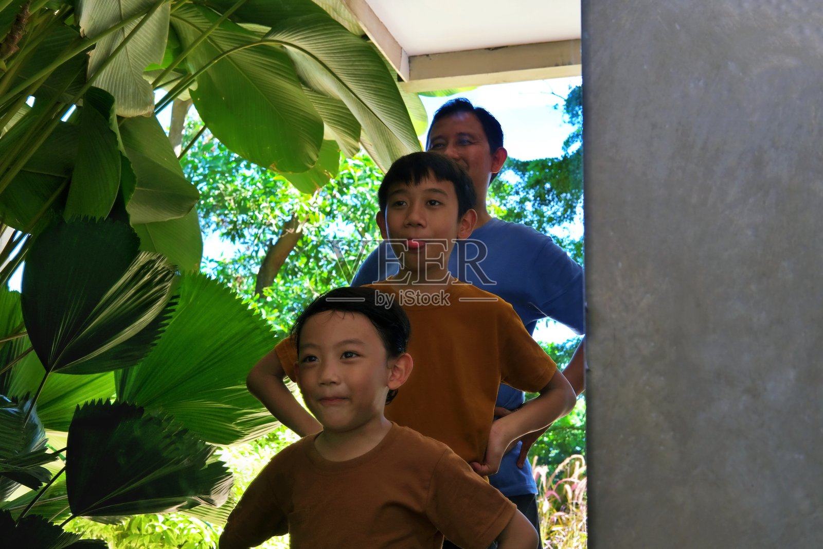 通过镜子反射捕捉到的家庭 candid 时刻照片摄影图片