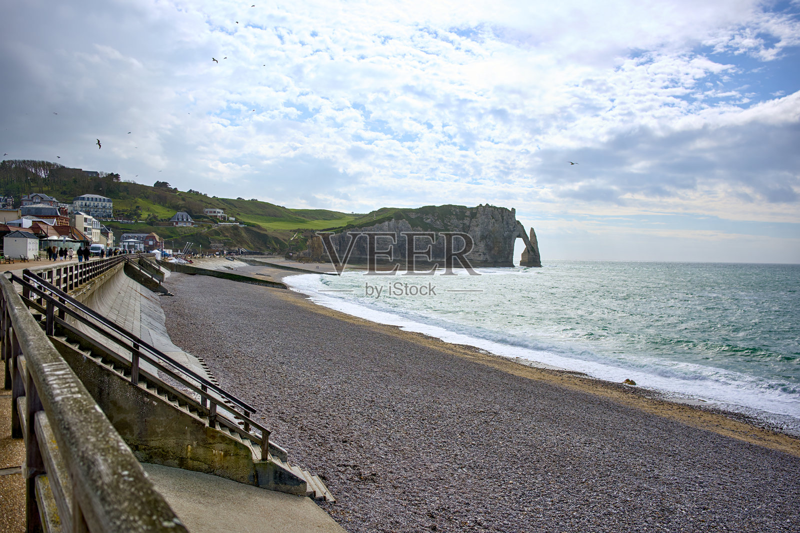 埃特雷塔海滨长廊和沙滩，海拱在戏剧性的天空下照片摄影图片