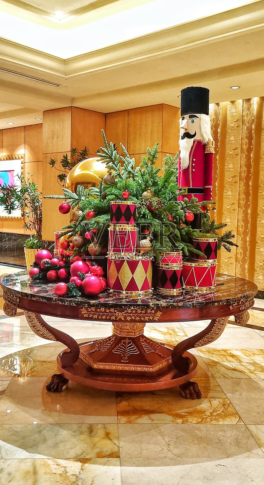 站立高大的胡桃夹子，脚边放着一个鼓照片摄影图片