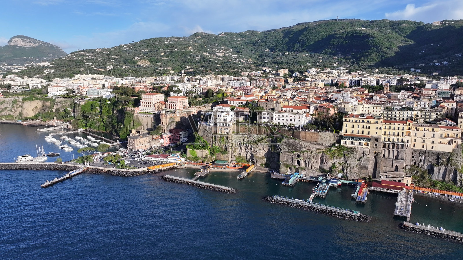 意大利坎帕尼亚的那不勒斯索伦托天际线。照片摄影图片