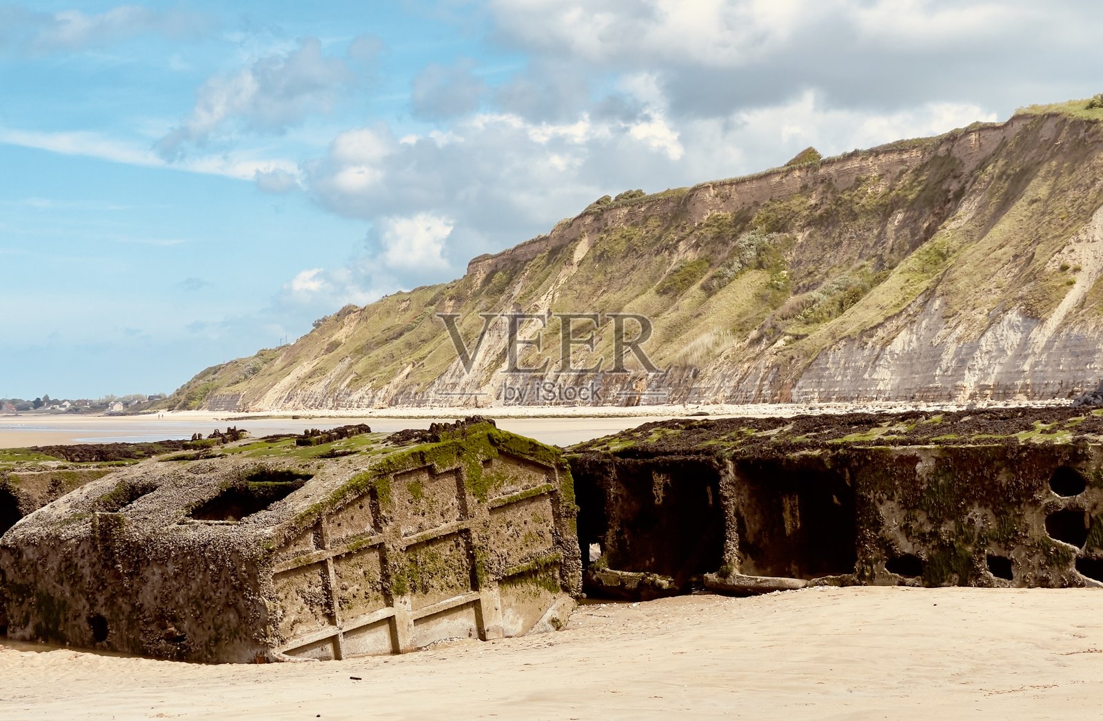 2025年5月阳光明媚的日子，法国诺曼底阿龙曼什海岸，临时二战港口的遗迹。照片摄影图片