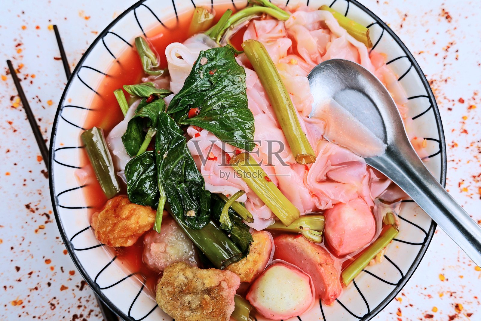 粉红色面条和鱼丸（燕达佛） - 曼谷街头美食。照片摄影图片