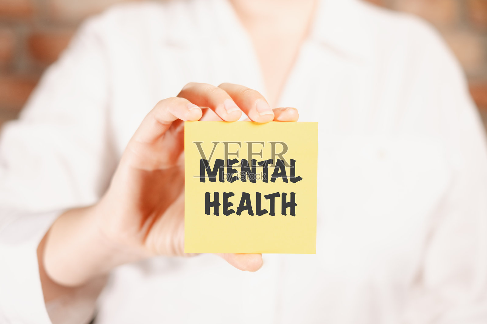 心理健康概念，女性手持写有“心理健康”的纸条照片摄影图片