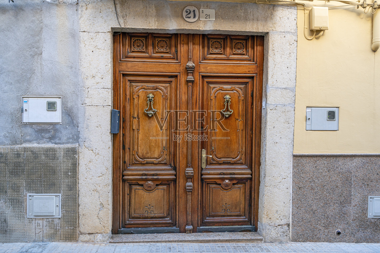 西班牙瓦伦西亚老城区街道上的旧门。照片摄影图片