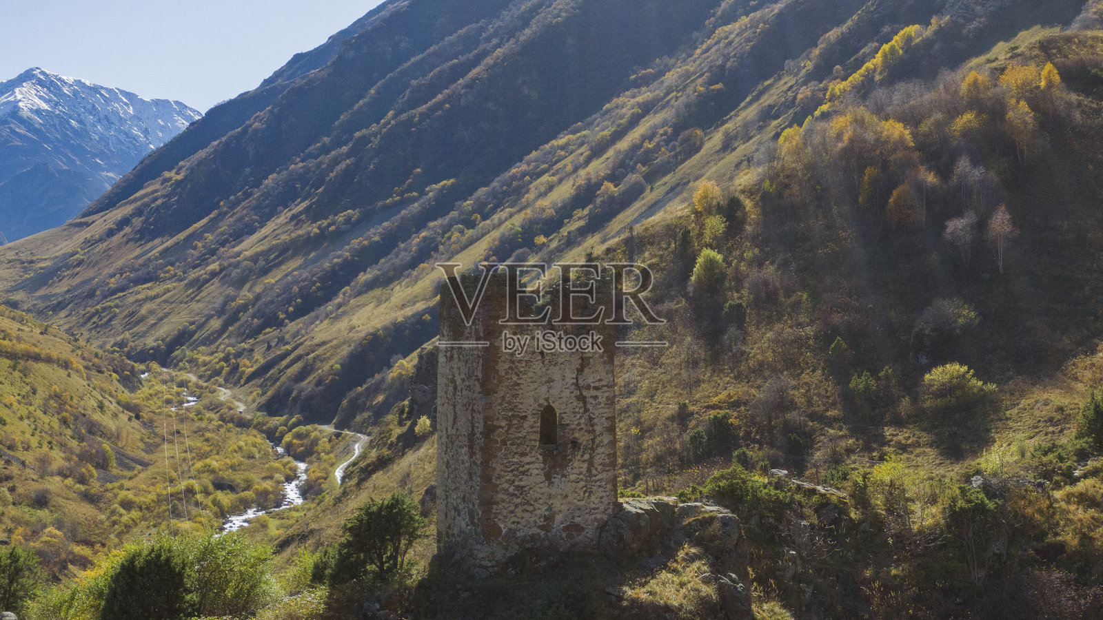 高加索山脉中的中世纪塔楼。中世纪城市照片摄影图片