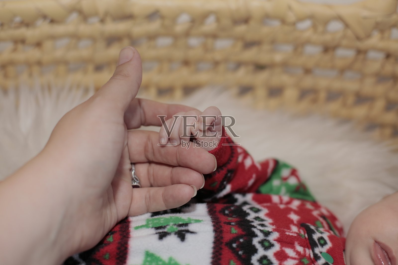 婴儿握着母亲的手照片摄影图片