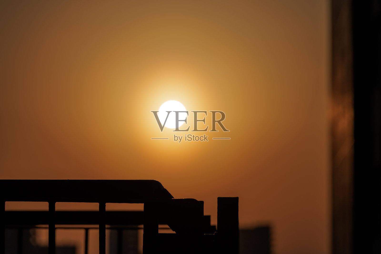 宁静日落时分，城市天际线上的金色阳光照片摄影图片