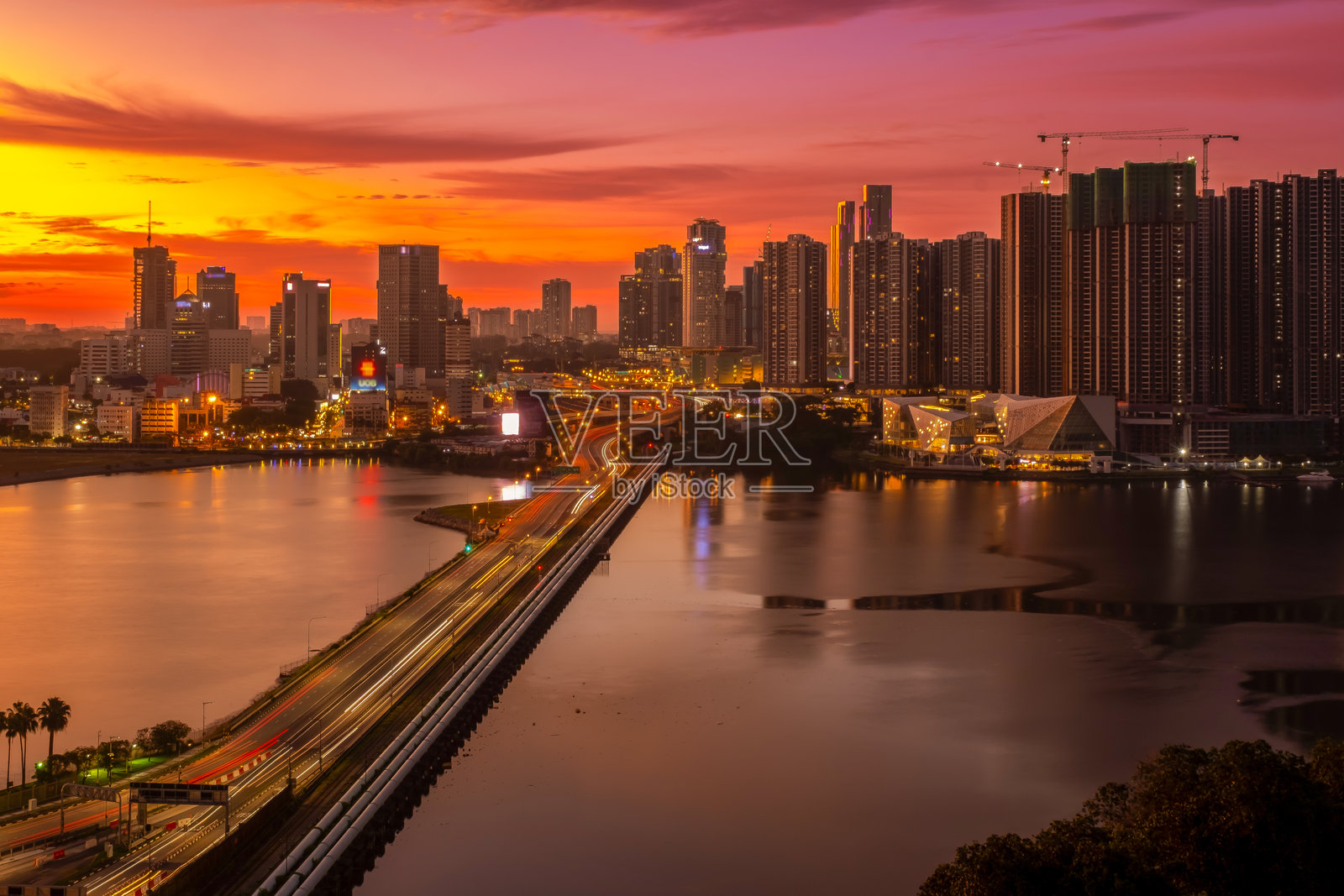 柔佛海峡连接 - 连接马来西亚柔佛巴鲁与新加坡的伍德兰镇。照片摄影图片