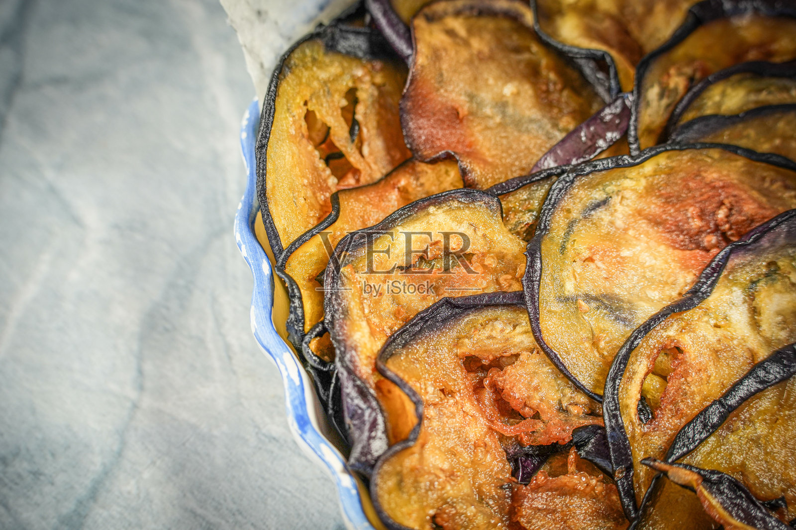 盘子上的炸茄子开胃菜照片摄影图片