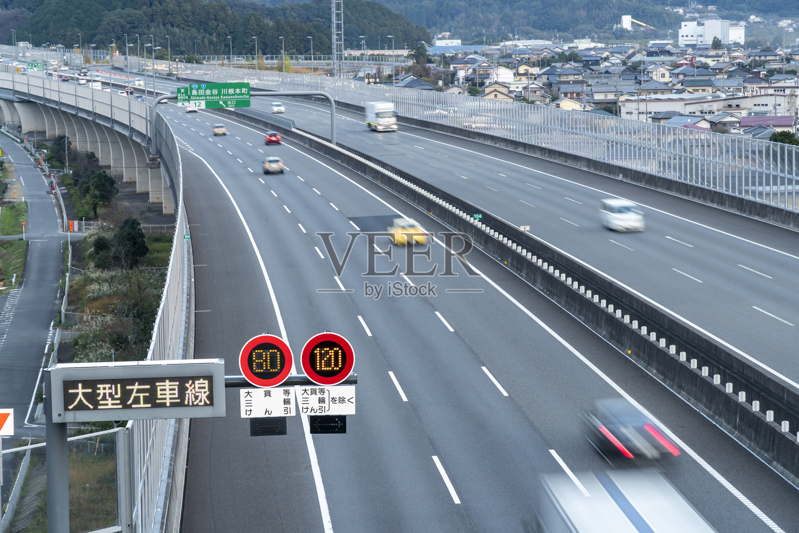 新东名高速公路限速120公里/小时的路标。照片摄影图片