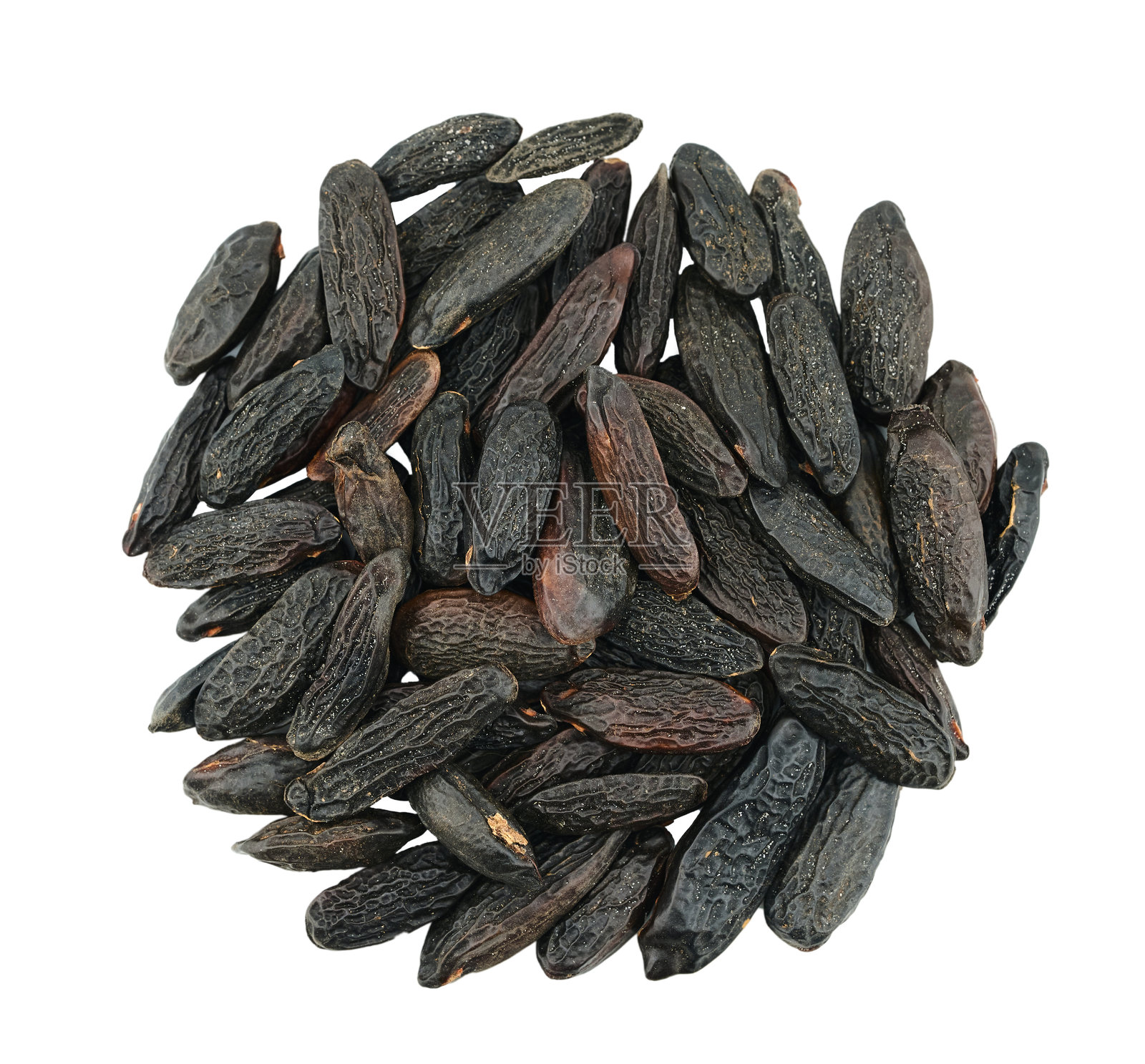 白色背景上孤立的扁平视角堆放的香豆照片摄影图片