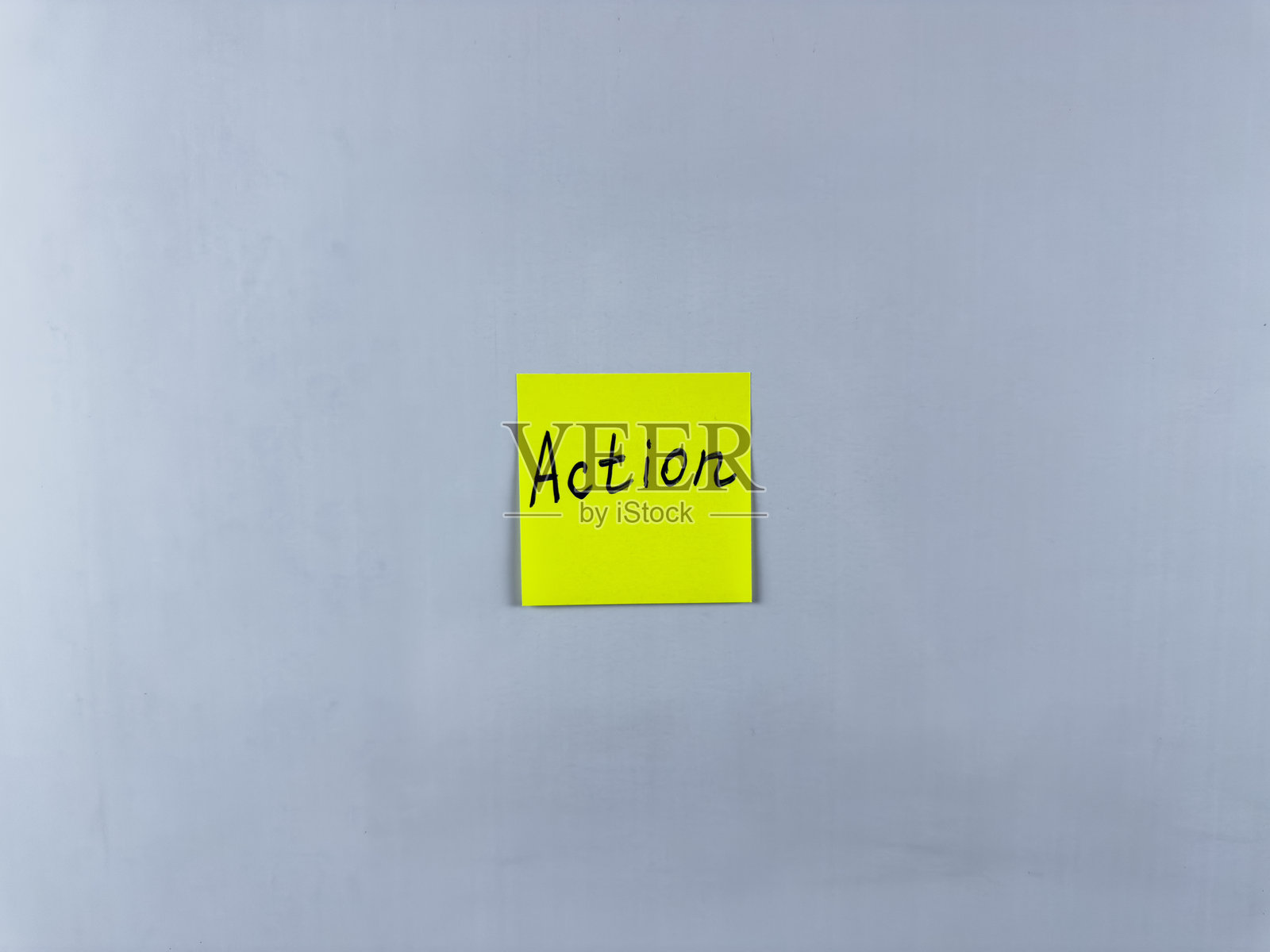 白色背景上的便签纸，上面写着“行动”一词。非常适合展示主动性、运动和生产力的主题。适合概念创作。照片摄影图片