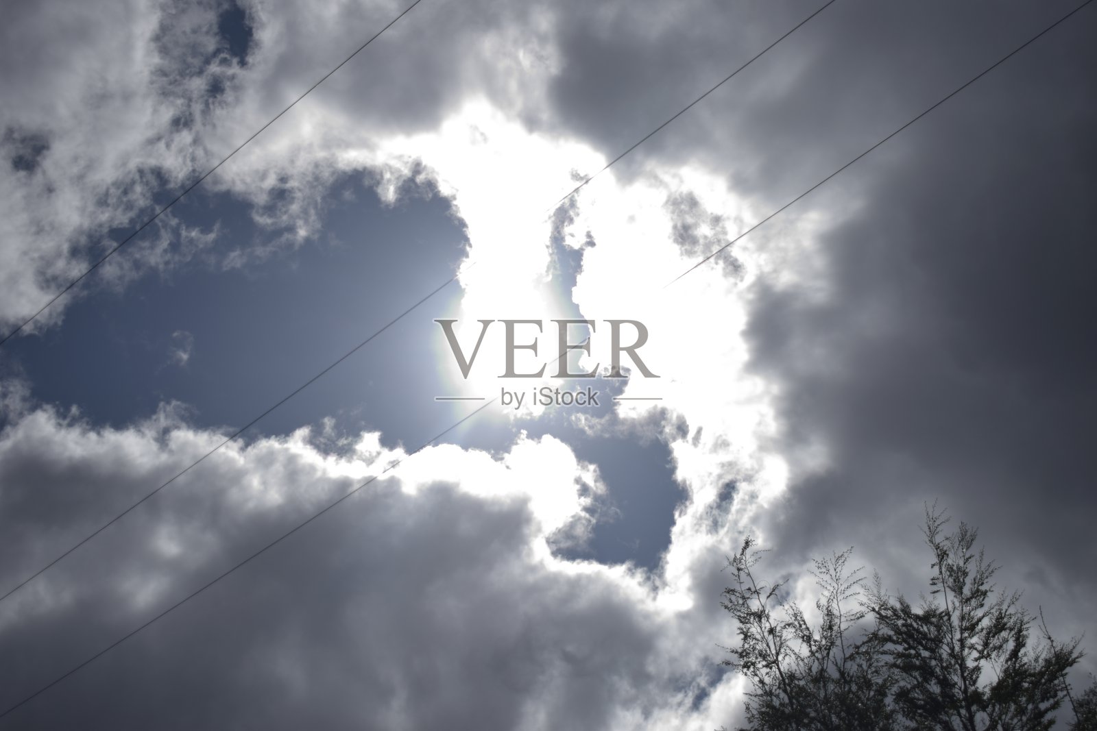 夏天阳光透过云层照射下来照片摄影图片