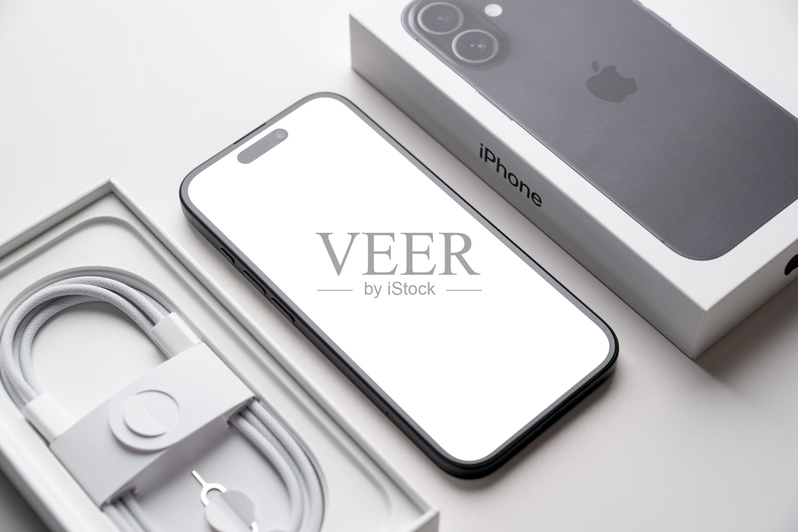 土耳其安塔利亚 - 2025年6月15日:新款iPhone 16智能手机及其包装盒照片摄影图片