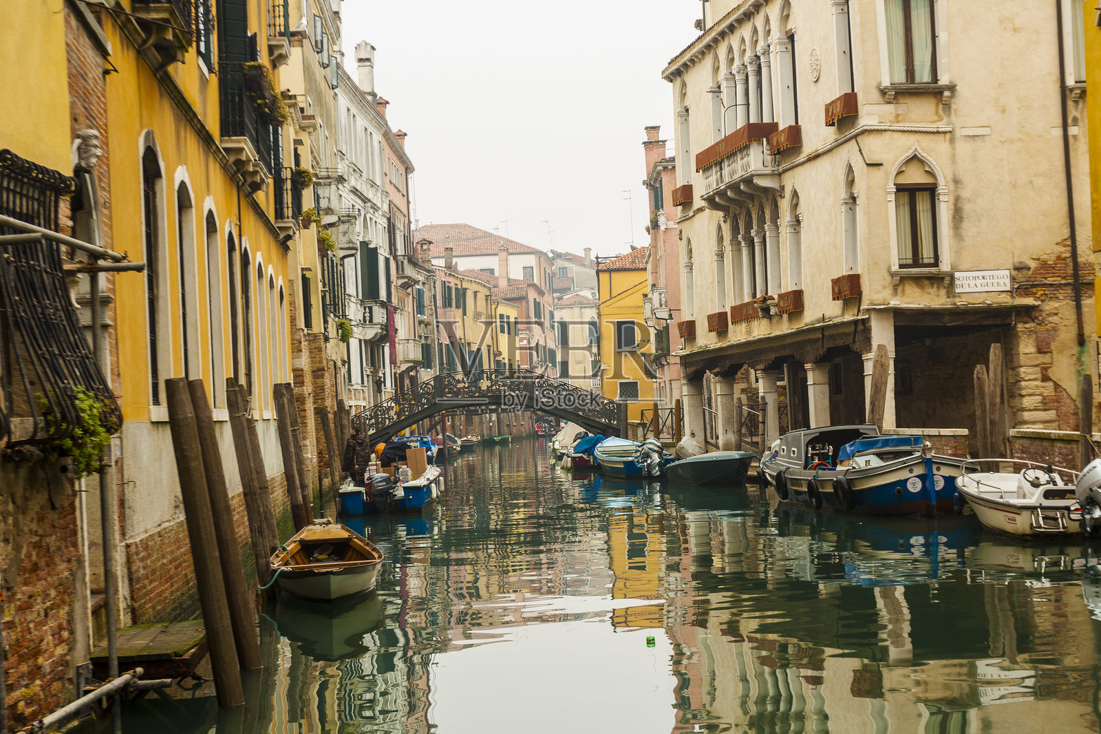 威尼斯的运河与历史建筑照片摄影图片