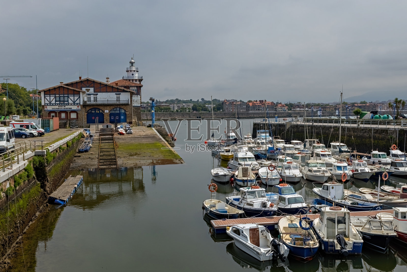 阿里卢斯灯塔和海岸警卫队站，赫赫，毕尔巴鄂市，比斯开省，西班牙照片摄影图片