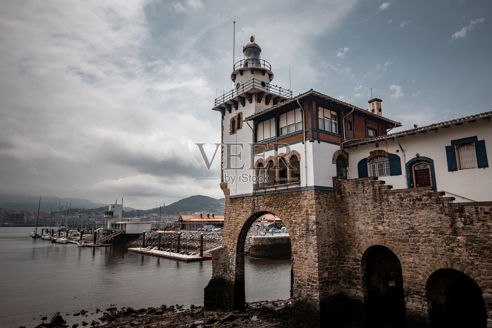 阿里卢斯灯塔和海岸警卫队站，赫赫，毕尔巴鄂市，比斯开省，西班牙照片摄影图片