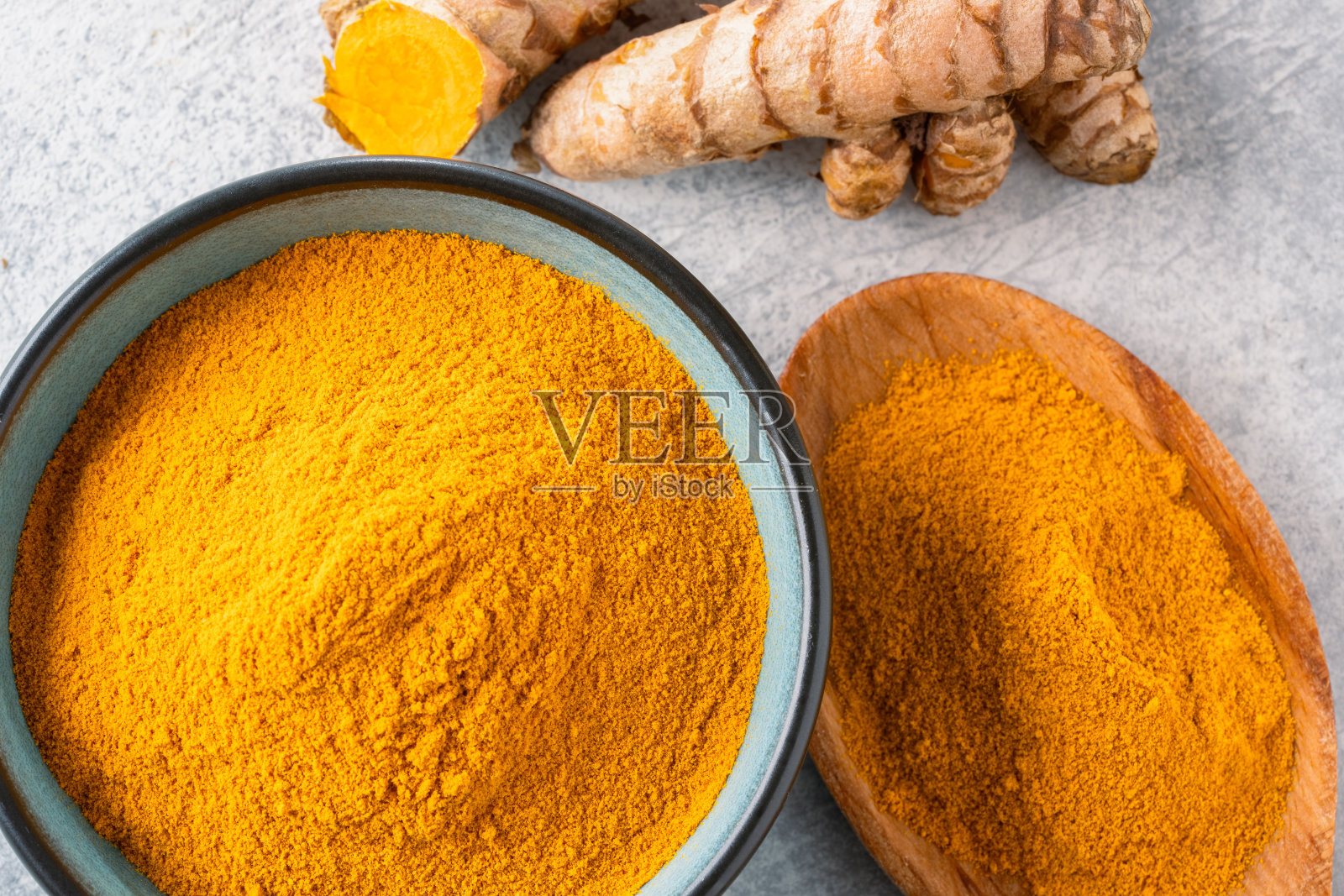 姜黄在复古白色背景上展现出其壮丽的橙色照片摄影图片