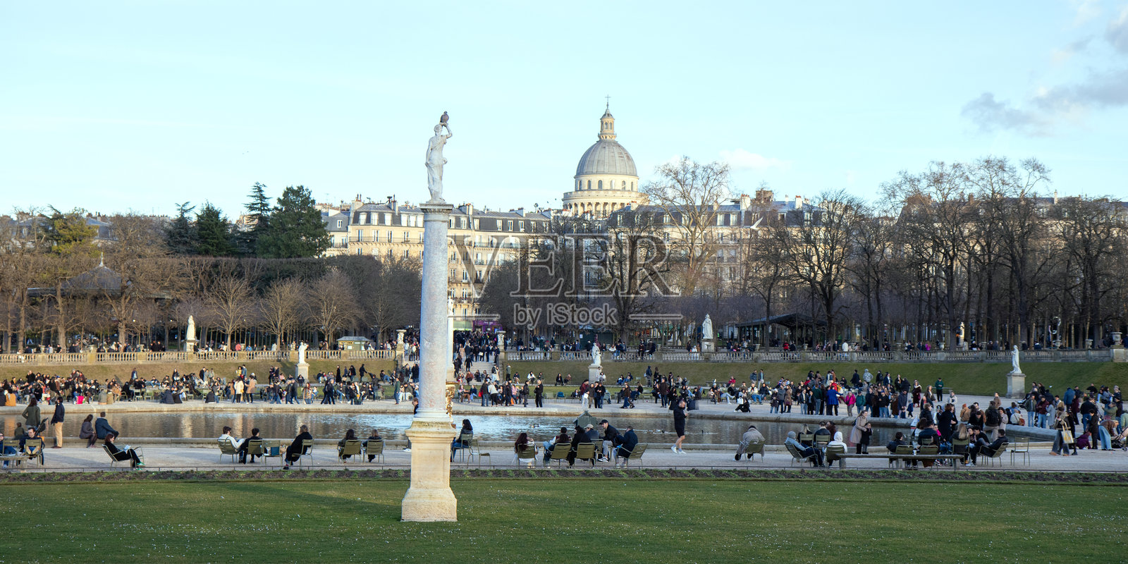 巴黎卢森堡公园的风景。经典的巴黎公共公园椅子，游客在中央喷泉附近放松。照片摄影图片