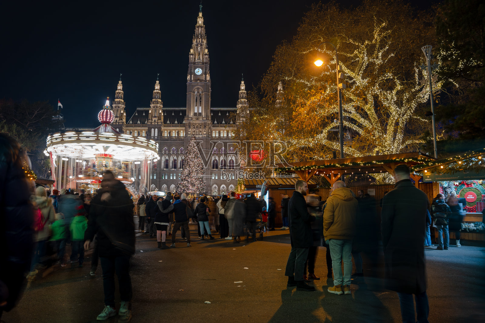 维也纳市政厅广场的圣诞市场：节日的心脏照片摄影图片