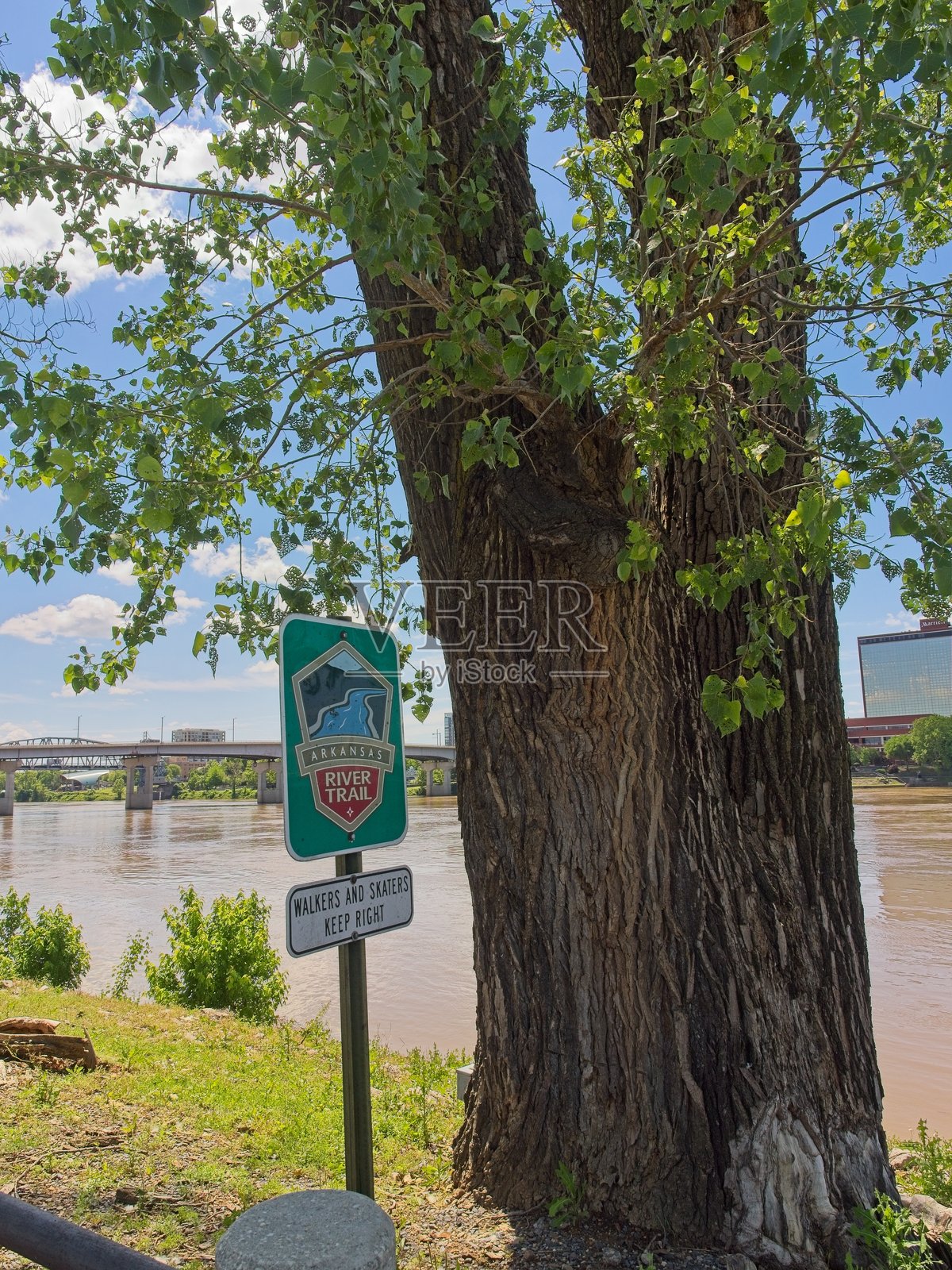 阿肯色河沿岸的80号自行车道在小石城照片摄影图片