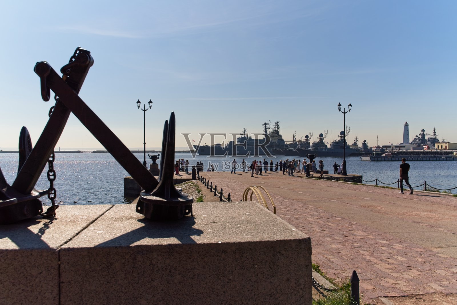 复古海锚在堤岸上。照片摄影图片