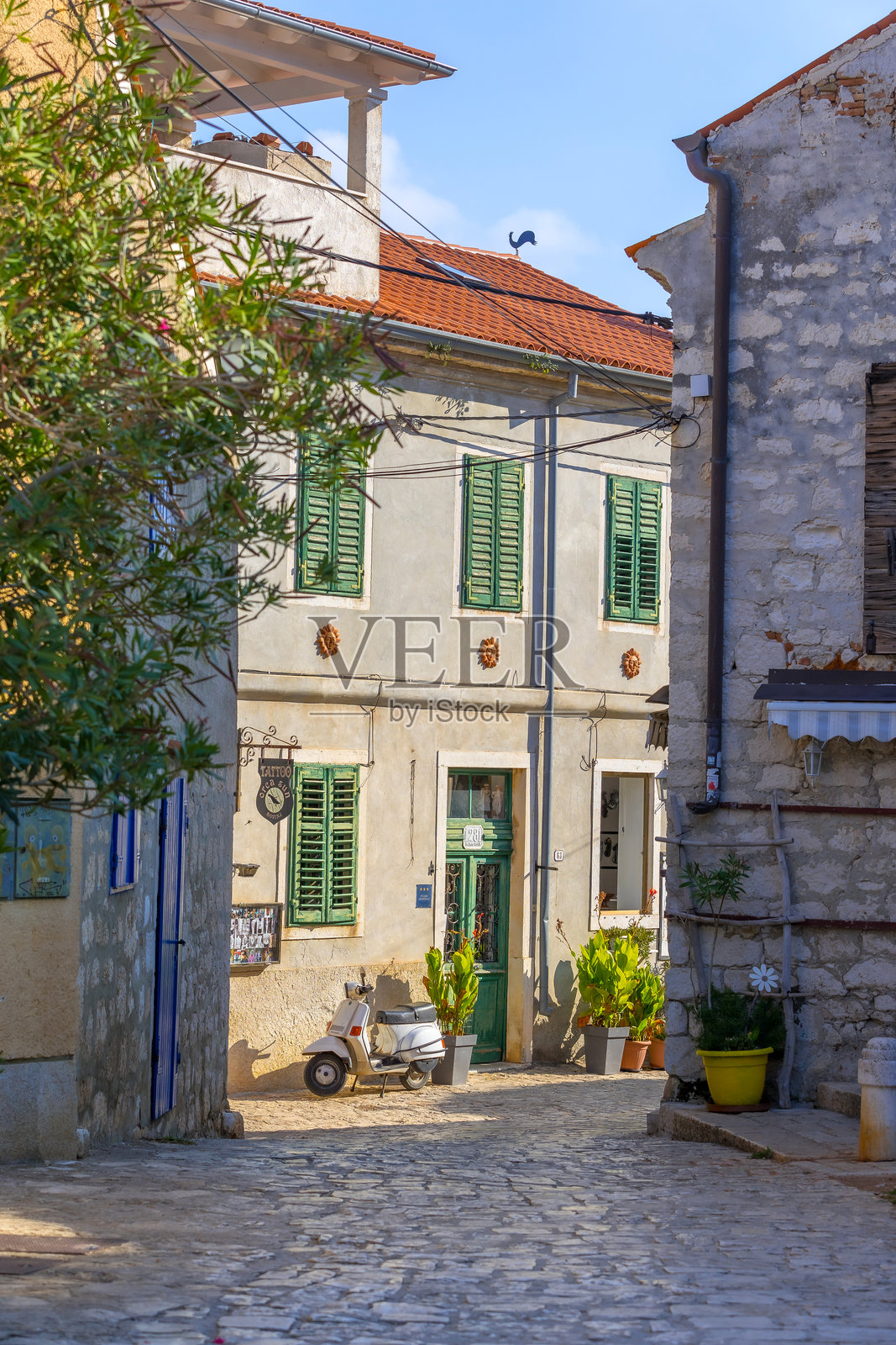 老街上停着一辆维斯帕滑板车照片摄影图片