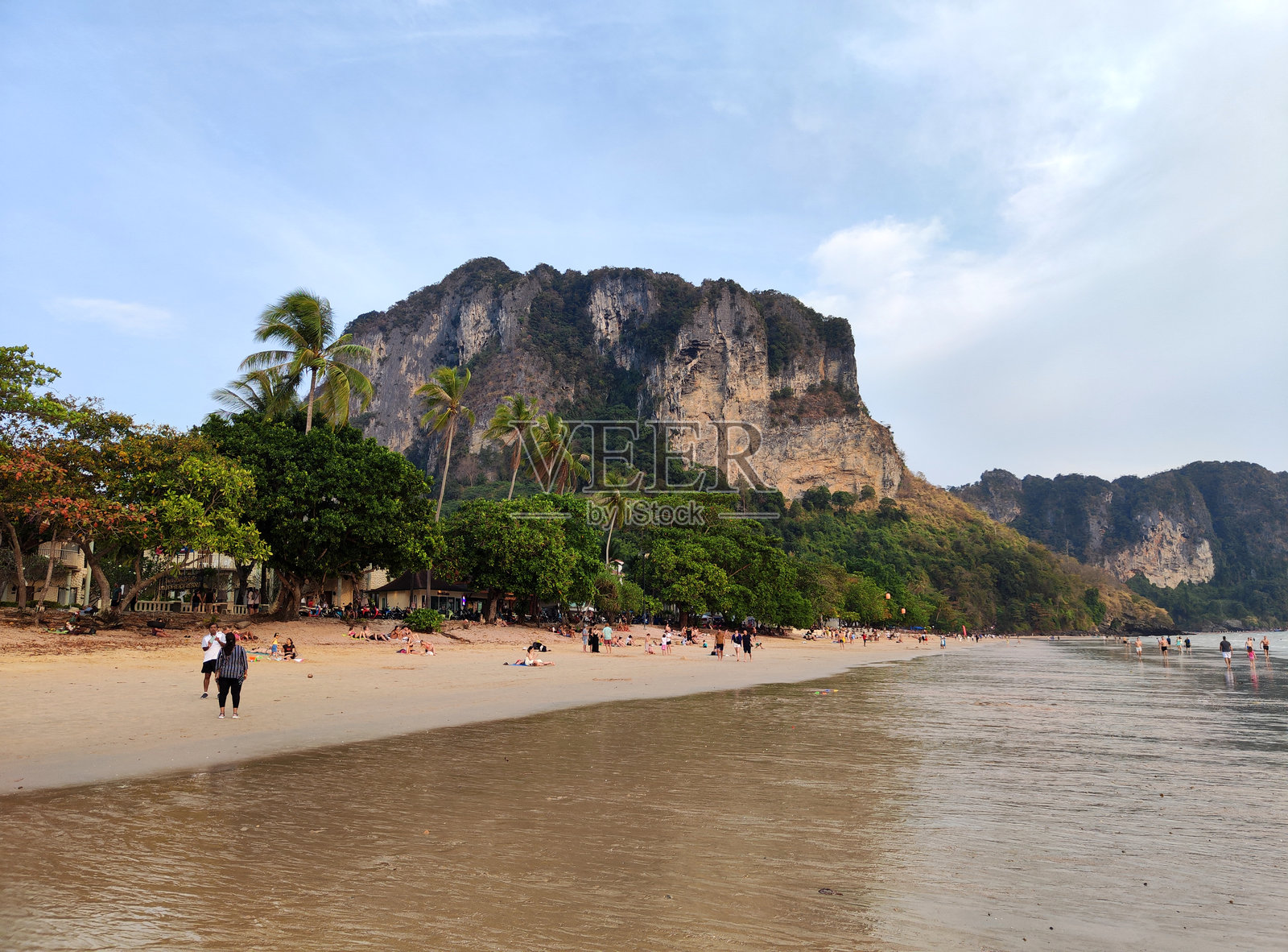 克拉比省奥南海滩的游客照片摄影图片