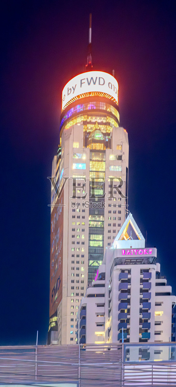 曼谷素坤逸路的高层住宅公寓和商业大楼，这座永不眠的城市，泰国暹罗地区五光十色的建筑和商店灯光。照片摄影图片