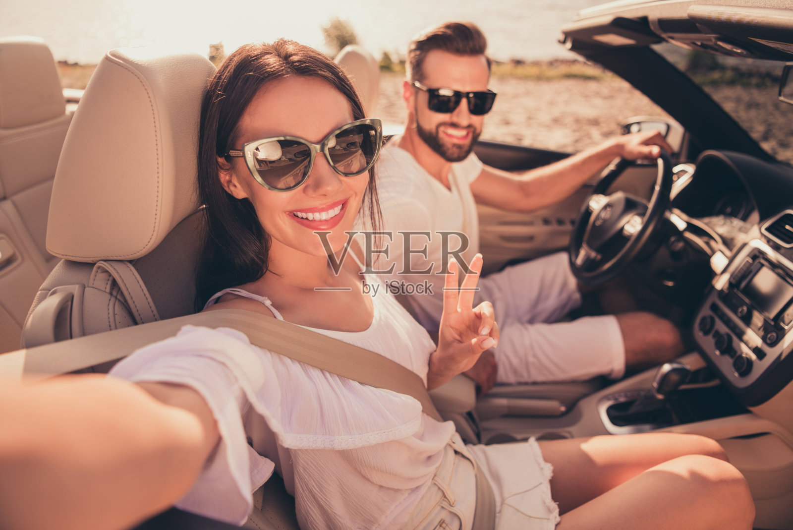 夫妻公路旅行，汽车出行，蜜月夏季，户外自拍，展示V字手势照片摄影图片