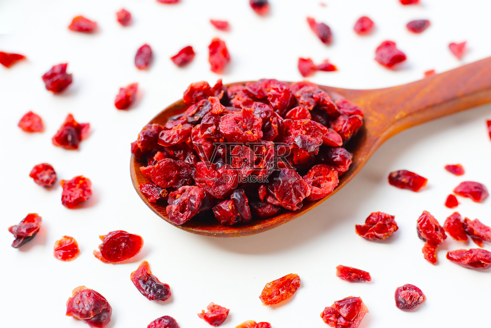 干蔓越莓堆放在白色背景上照片摄影图片